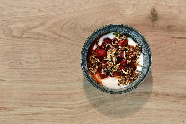 Erdbeeren und Himbeeren in Balsamico angebraten mit Honiggranulat und Joghurt