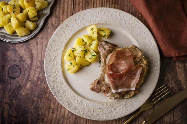 Faszerowany kotlet schabowy z boczkiem i ziemniakami na maśle z Południowego Tyrolu