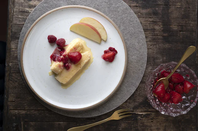 Honing-semifreddo met bessen en Zuid-Tiroolse appel