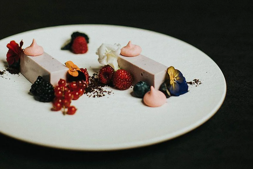 Mousse vom Schwarzbeer-Skyr mit frischen Beeren