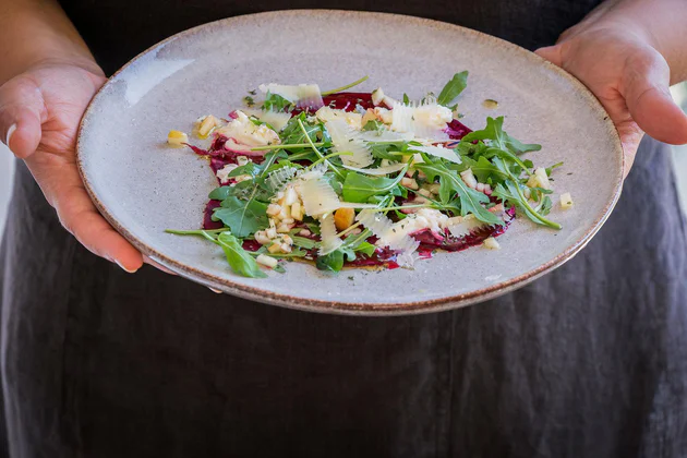 Carpaccio z buraka z mozarellą z Południowego Tyrolu, rukolą i sosem vinaigrette z jabłek z Południowego Tyrolu