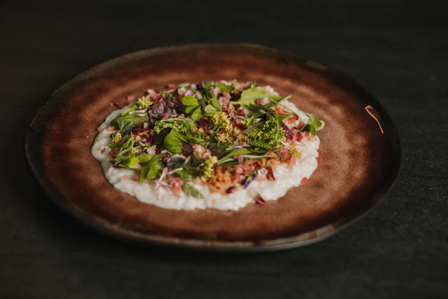 Risotto au fromage Graukäse, Schüttelbrot, lard et herbes sauvages