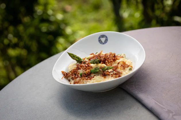 Risotto agli asparagi dell’Alto Adige con formaggio e speck 