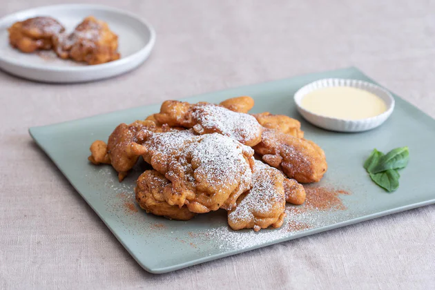 Südtiroler Apfelkrapfen mit Südtiroler Weinsauce