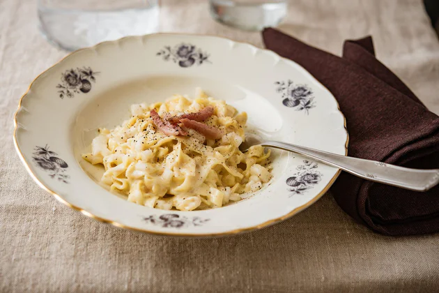 Schüttelbrotbandnudeln mit Birne, Camembert und gebratenem Südtiroler Speck