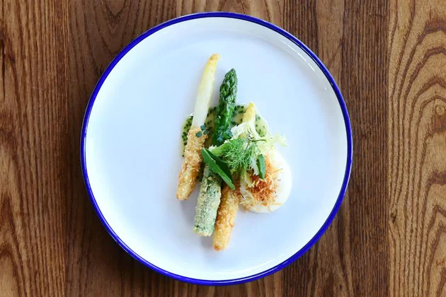 Asparagi fritti con panko con crema di patate, salsa di burro all’erba cipollina e patate croccanti