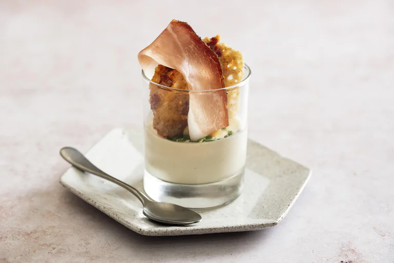 Südtiroler Spargel-Panna Cotta mit Südtiroler Speck-Käse-Cracker