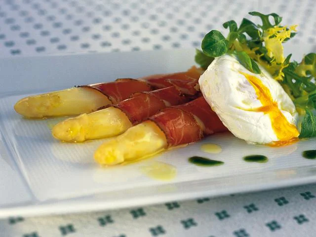 Spargel mit Speck und Ei
