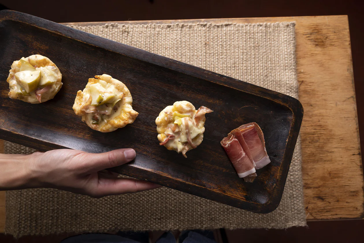 Teigschiffchen mit Südtiroler Apfel und Südtiroler Speck g.g.A.
