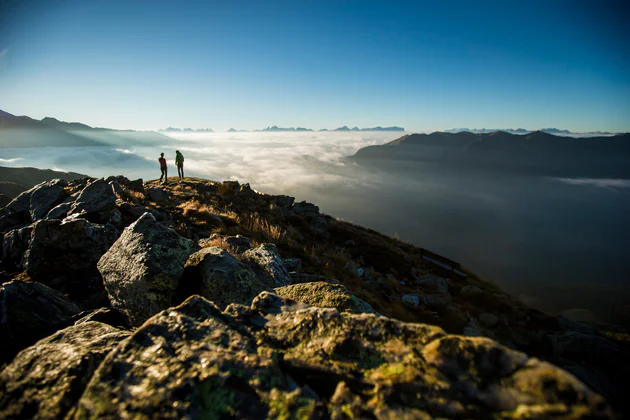 Zwei Personen wandern durch den Naturpark Rieserferner-Ahrn