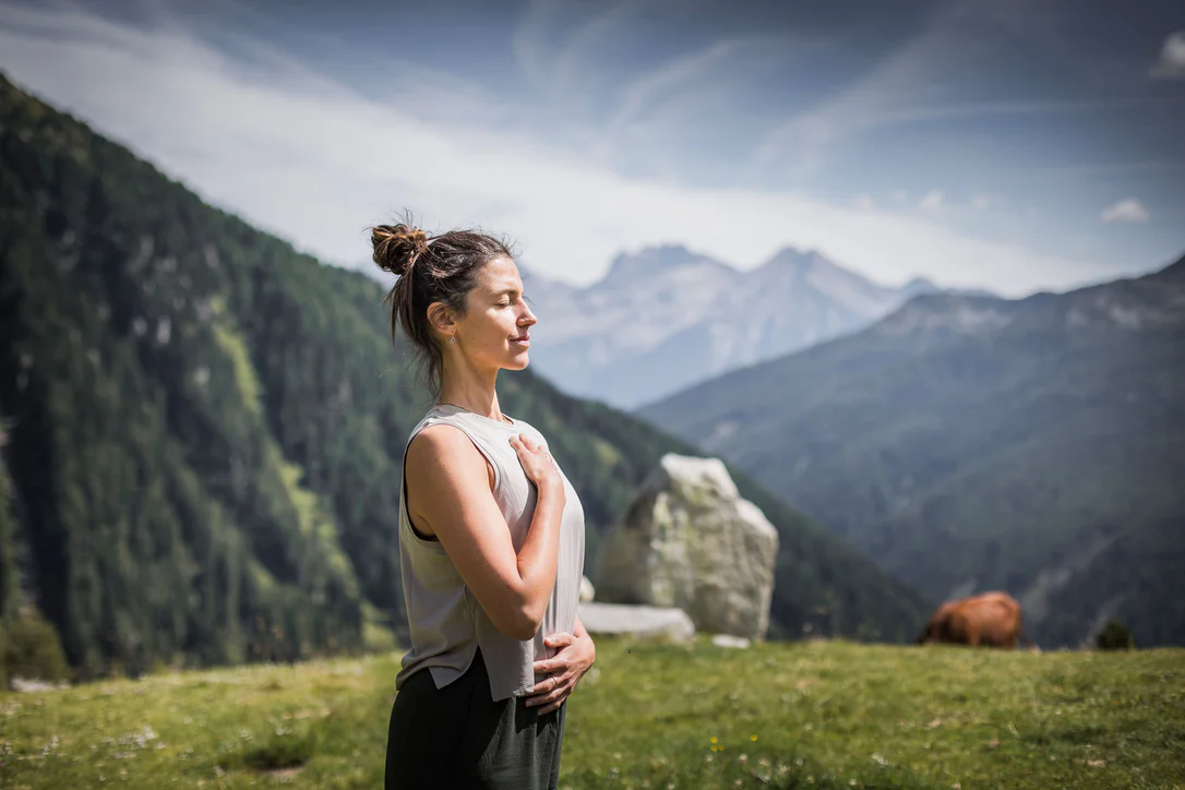 Una ragazza si gode il sole, l'aria pura e il panorama in una bella giornata in Valle Aurina