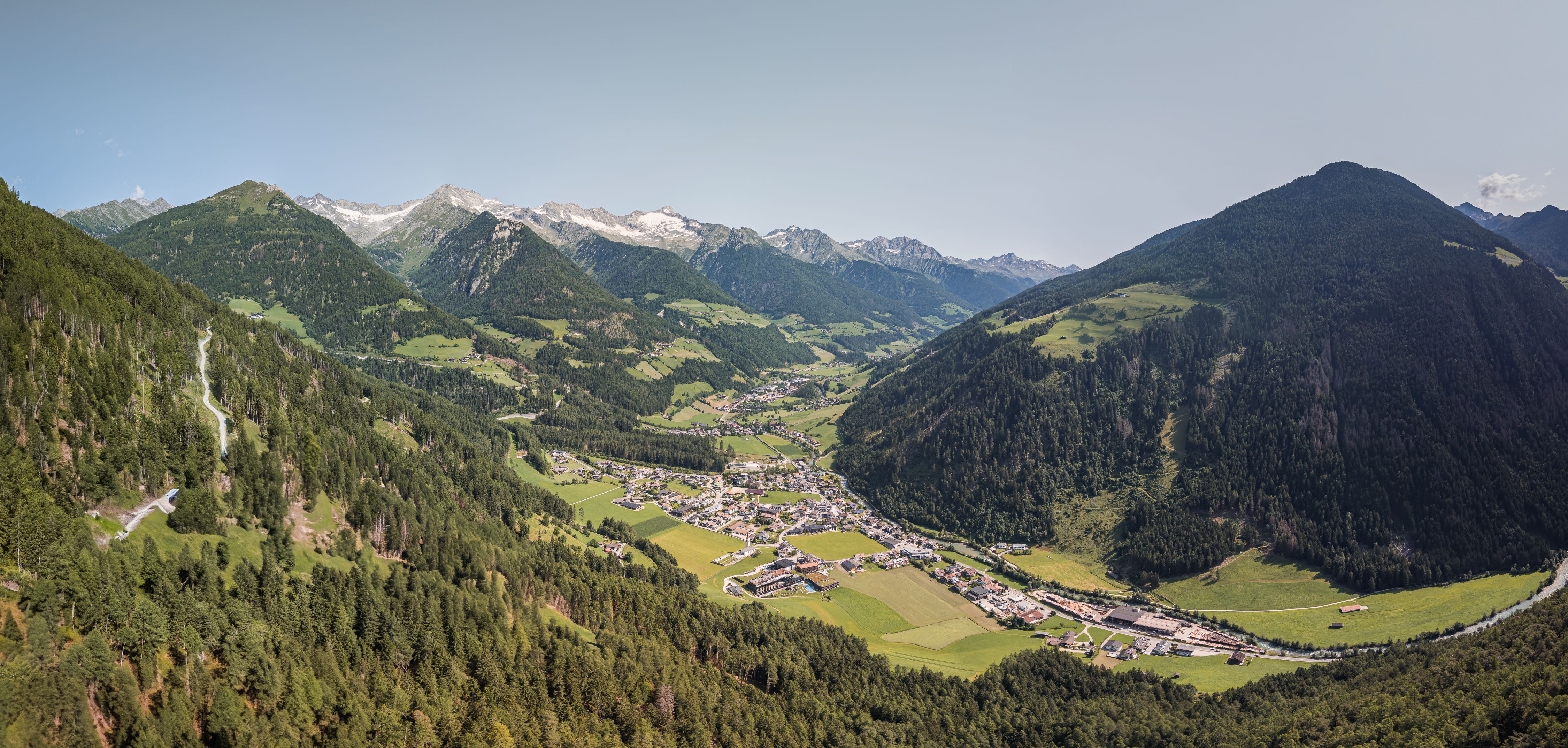 Horské jezero v Ahrntalu s pohořím v pozadí