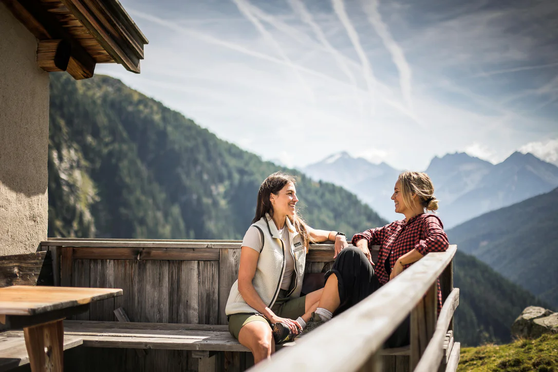Zwei Frauen bei einer Rast nach einer Wanderung im Ahrntal