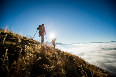 Zwei Personen wandern durchs Ahrntal