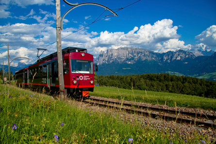 La ferrovia a scartamento ridotto del Renon è stata inaugurata il 13 agosto 1907 ed è tuttora in funzione tra Soprabolzano e Collalbo.