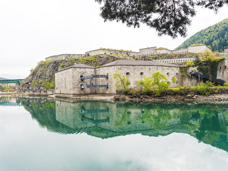 Lac avec la forteresse de Franzensfeste en arrière-plan