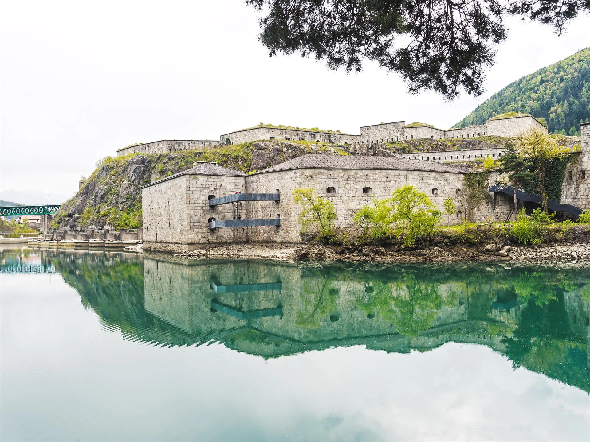 Vista di un lago con il forte di Fortezza sullo sfondo