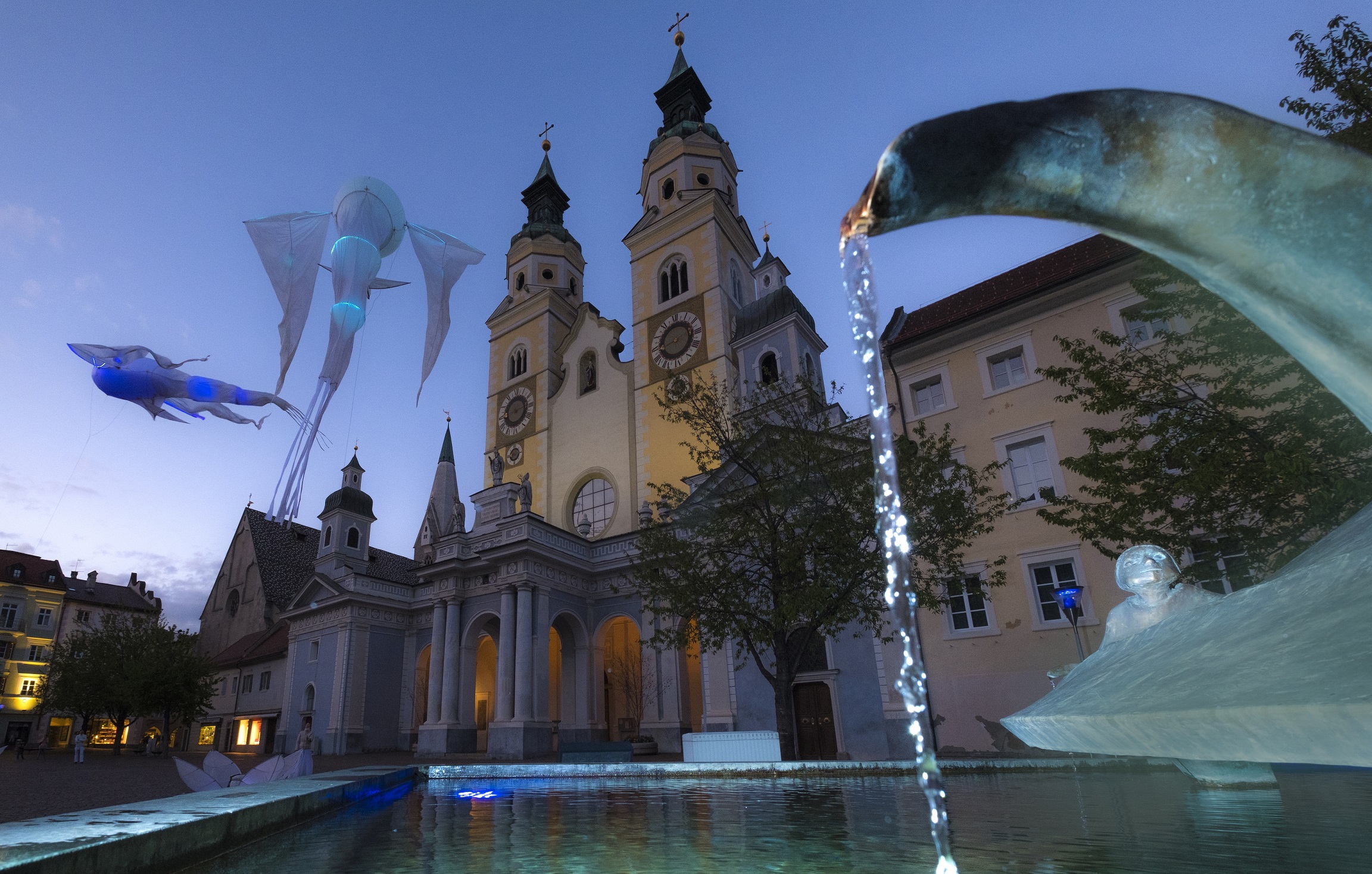 Blick auf leuchtende, schwebende Meerestiere über dem Domplatz Brixen beim Lightfestival Brixen