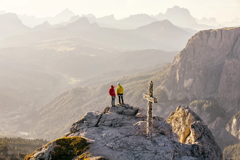 Due escursionisti sulla vetta di una montagna in Alta Badia