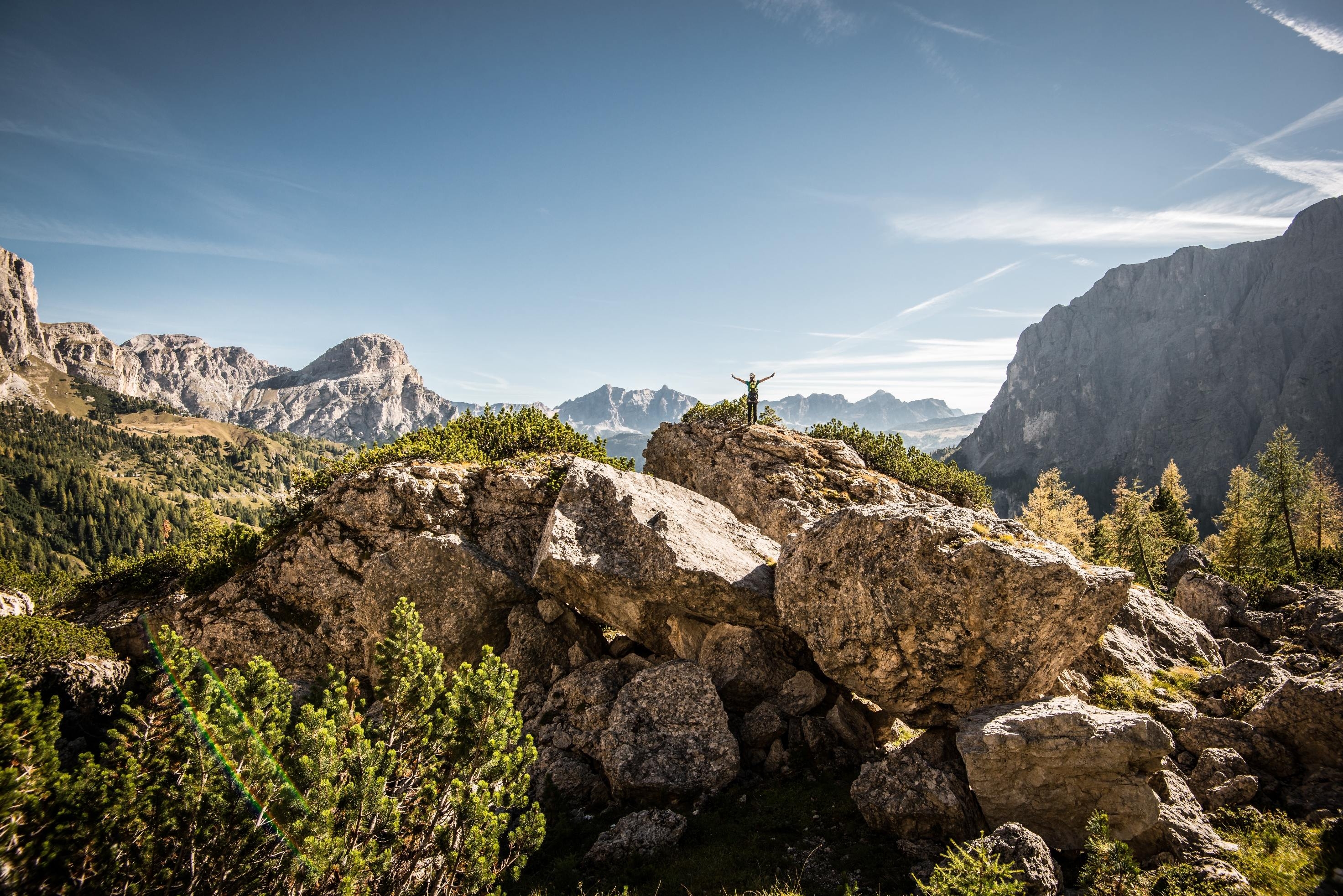 Una donna raggiunge la cima nella regione dolomitica Alta Badia