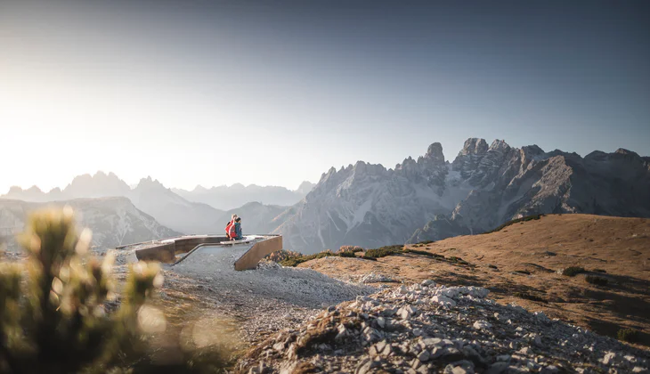 Dva lidé si užívají výhled v oblasti Drei Zinnen Dolomity