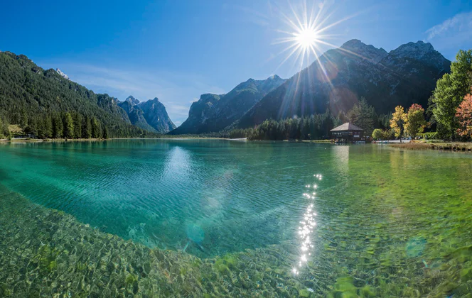 Pohled na tyrkysové jezero Pragser Wildsee