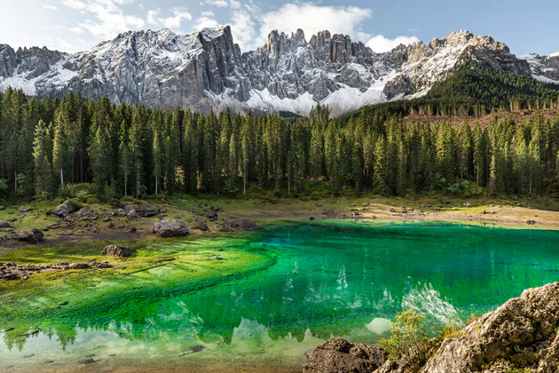 Výhled na tyrkysově zelené jezero Karersee