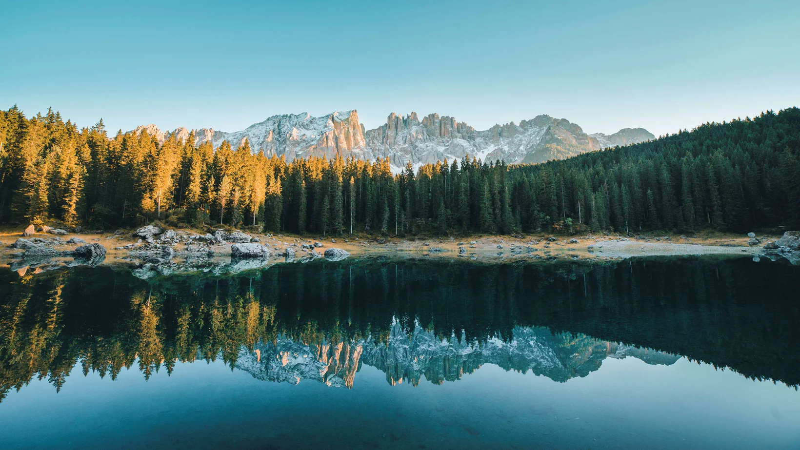 Il Lago di Carezza in autunno con le Dolomiti sullo sfondo