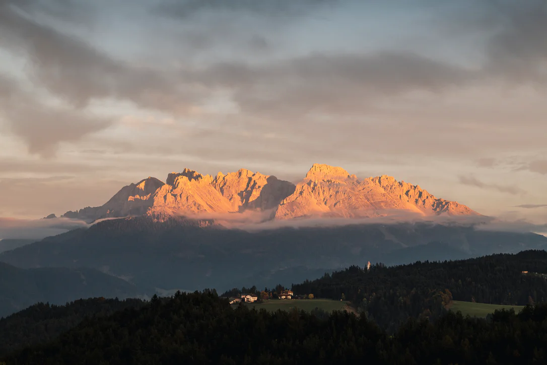 Il tramonto sul massiccio del Latemar nelle Dolomiti