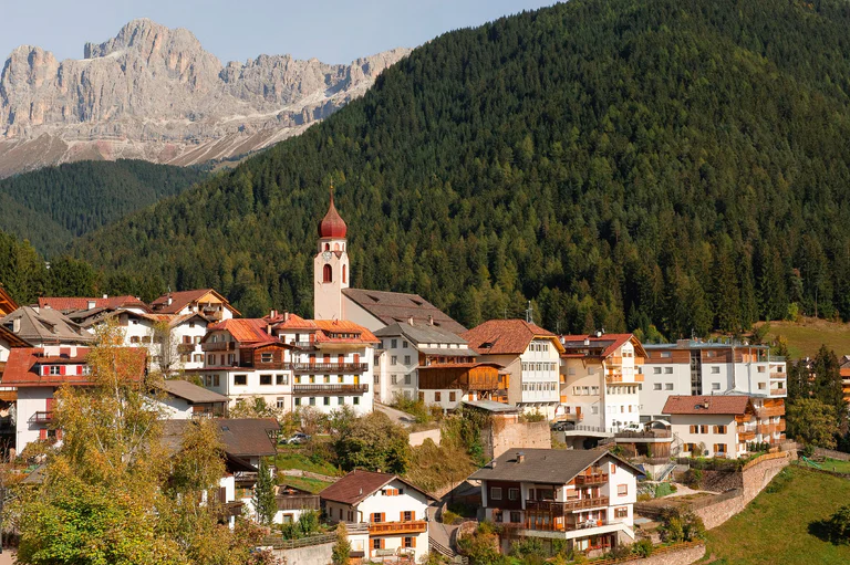 Centro storico di Nova Levante con alle spalle la roccia dolomitica