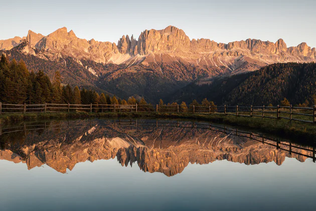 Ein See mit Gebirge im Hintergrund