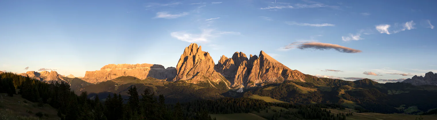 Panoramablick auf die Langkofelgruppe