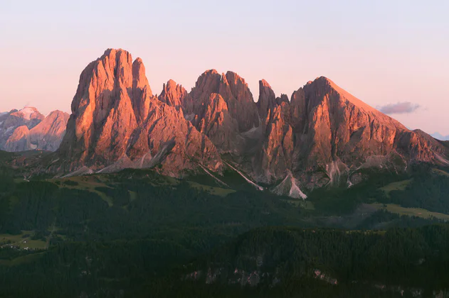 Montagnes dolomitiques au coucher du soleil