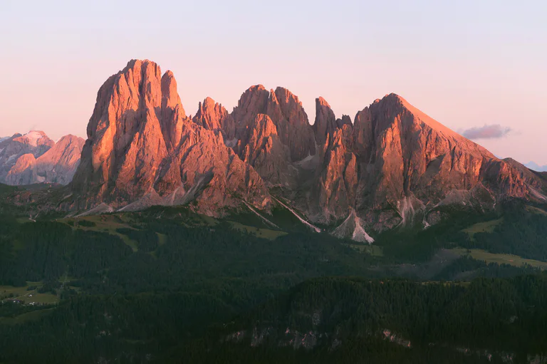Il gruppo del Sassolungo in Val Gardena illuminato dai colori del tramonto