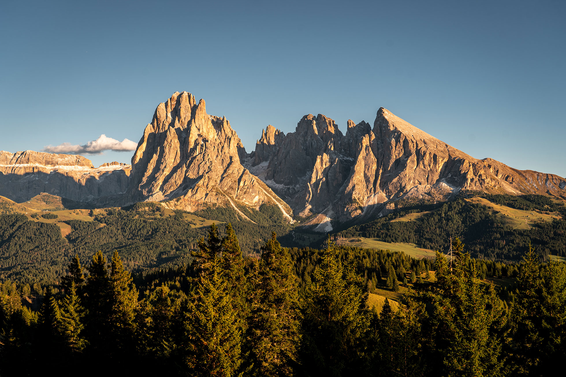 Visione aerea delle vette dolomitiche