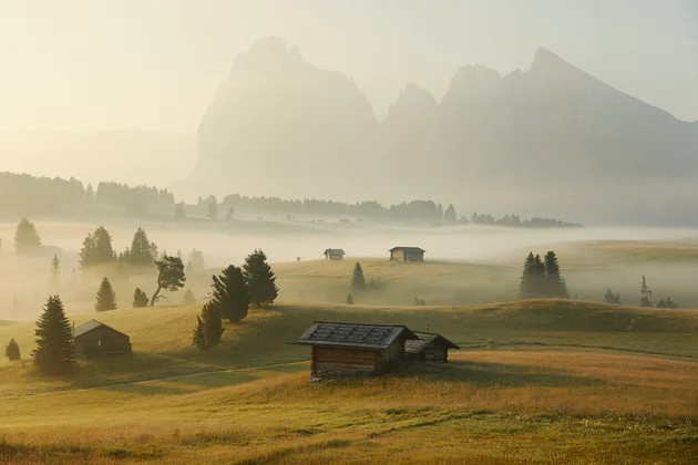 Pohled na ranní Seiser Alm se stoupající mlhou.