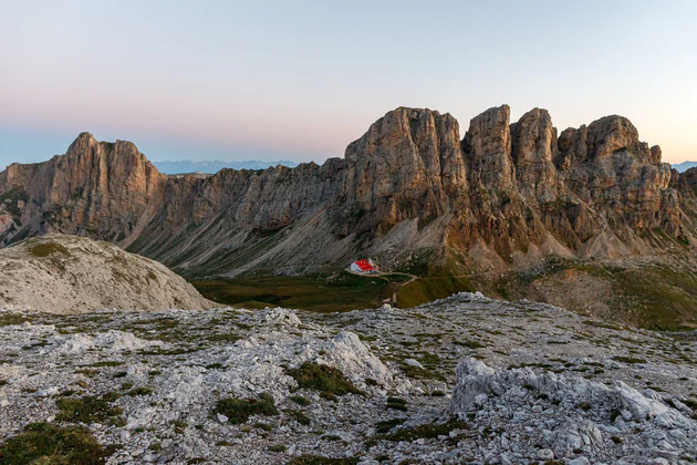 Blick auf eine Hütte auf der Seiser Alm