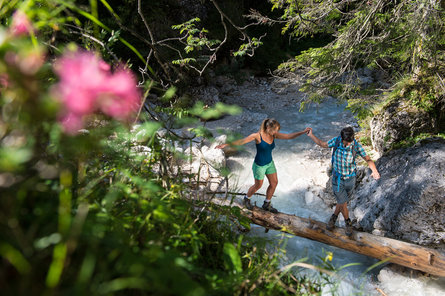 Zwei Personen wandern in der Seiser Alm