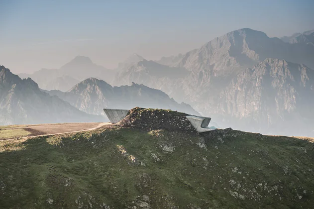 Vista panoramica sul Messner Mountain Museum e il paesaggio montano circostante a Plan de Corones