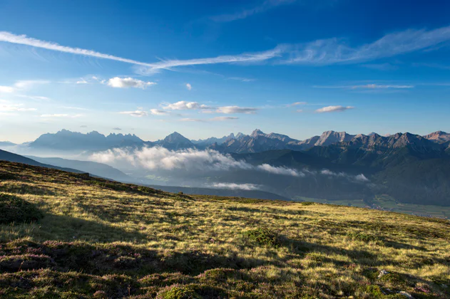 Panorama sulle maestose Dolomiti da un prato in alta quota nella regione di Plan de Corones