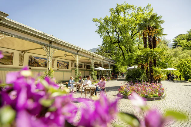 Quatre personnes en train de profiter de leur journée dans la ville de Meran et ses alentours