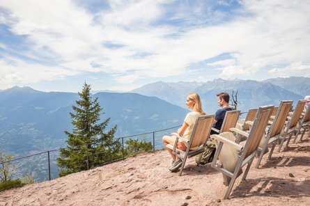 A couple sitting on the cinema-like chairs of Knottnkino enjoys the panoramic view in front of them