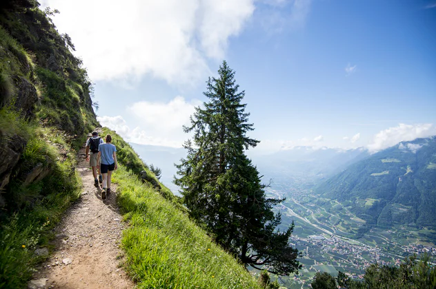 View on two walkers running the Meran/Merano High Mountain Trail