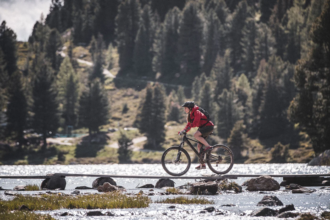 Una famiglia passeggia lungo il lago di Anterselva in una giornata estiva