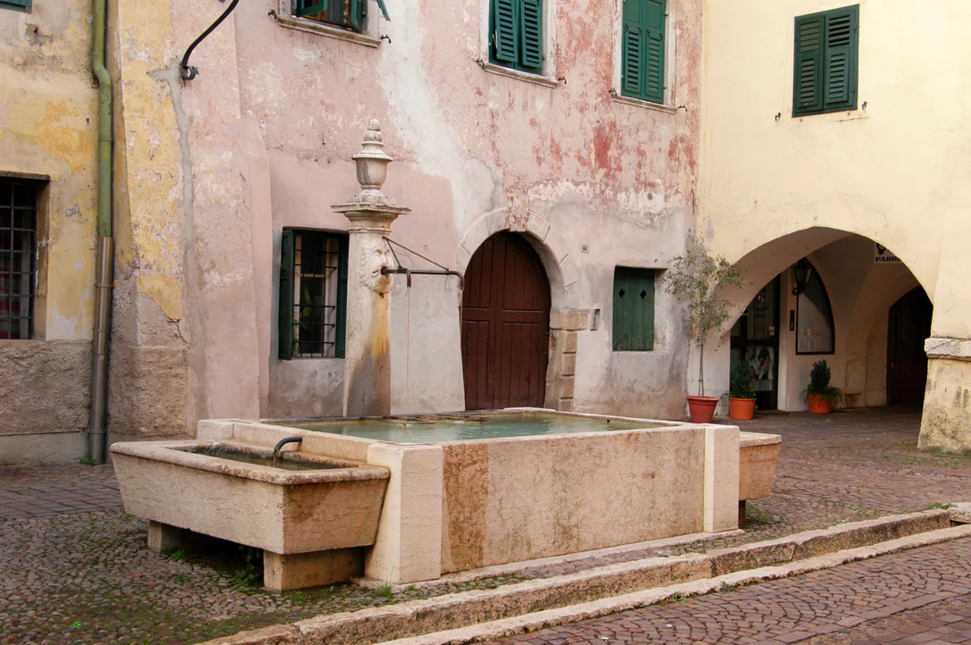 Vista sulla fontana nel centro del borgo storico di Egna