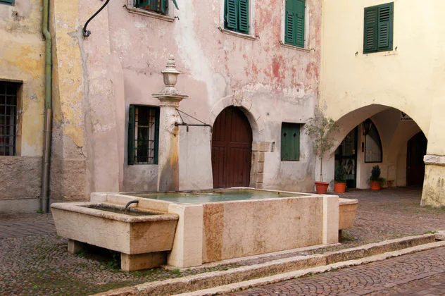 Vista sulla fontana nel centro del borgo storico di Egna