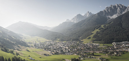 Vista su San Candido contornata da un paesaggio montano e boschivo