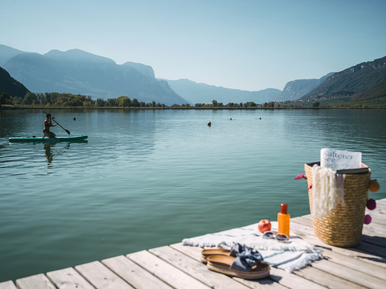 Blick vom Badesteg auf den Kalterer See