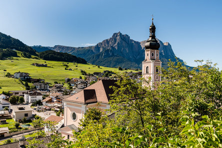 Blick auf den Ort und die Kirche Kastelruth