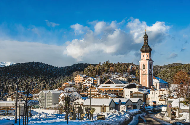 Vista sul paese e sulla chiesa di Castelrotto